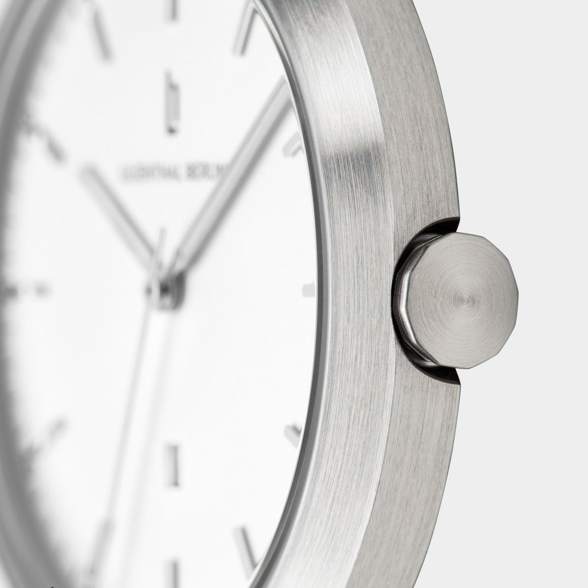Huxley – Silver White Sportive